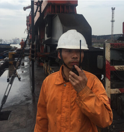 黃柏春，楊灣港務(wù)分公司裝卸工班副班長(cháng)。他工作認真、細致，有責任心。工作中，主動(dòng)排除班中的各類(lèi)安全隱患，避免事故的發(fā)生，實(shí)現班組安全生產(chǎn)無(wú)事故。  “決不把隱患交到下一班?！边@是黃柏春的一貫工作作風(fēng)。在4月中旬的一個(gè)夜班，在一條海輪卸貨作業(yè)結束后，由于裝卸的煤炭中有大量的煤矸石，料斗斗口被完全卡住，必須人工進(jìn)入料斗內進(jìn)行清理，工人在料斗中作業(yè)十分危險，身為副班長(cháng)的他主動(dòng)擔負起料斗內清理的任務(wù)。他叫來(lái)了兩位工友，與自己一起進(jìn)入料斗，在保證斗內貨物不坍塌的情況下，用手一塊塊的挖出了卡在料斗口的煤矸石，一直干到上早班的工友來(lái)接班才將斗口完全疏通好，累得他直不起腰來(lái)。  班中，他時(shí)刻留意員工的操作行為，保證員工安全無(wú)事故。4月下旬的一個(gè)白班，他們班和外務(wù)工配合進(jìn)行圓鋼卸船作業(yè)，一名新進(jìn)的外務(wù)工在掛鉤結束后站到了艙壁的里側，貨物起吊時(shí)突然晃動(dòng)起來(lái)，離新外務(wù)工3米遠的黃柏春一看不對勁，立刻起身一個(gè)快步?jīng)_到他身后將他往后一拉，只聽(tīng)“砰”一聲，圓鋼撞在了他旁邊的艙壁上，“好險啊，多虧你，不然就撞到我了?！蓖鈩?wù)工驚恐地說(shuō)。 “你不能站在里側，很危險，工作時(shí)得處處小心?！秉S柏春拉著(zhù)這位外務(wù)工的手臂厲聲地說(shuō)。黃柏春就是這樣，班中時(shí)刻留意著(zhù)每位員工的操作行為，守護著(zhù)每位員工的生命安全，讓班組員工高高興興上班，安安全全回家。  “檢查一下勞保用品佩戴好沒(méi)有”。這是黃柏春每天上班時(shí)必說(shuō)的一句話(huà)。一次，班里有位員工在江船清艙作業(yè)時(shí)救生衣未穿，黃柏春知道后狠狠地批評了他，對他說(shuō)：“臨水作業(yè)不穿救生衣，就是對自己不負責，要是出了事，后悔也來(lái)不及?！? 擔任副班長(cháng)一年多以來(lái)，黃柏春時(shí)刻把班組安全工作當作頭等大事，是班組員工的安全守護人。他班前注重安全檢查，排除隱患，班中時(shí)刻留心員工操作行為，發(fā)現問(wèn)題，及時(shí)處理，保證班組員工在安全環(huán)境下作業(yè)，避免了事故的發(fā)生，為班組員工撐起一把“安全傘”。